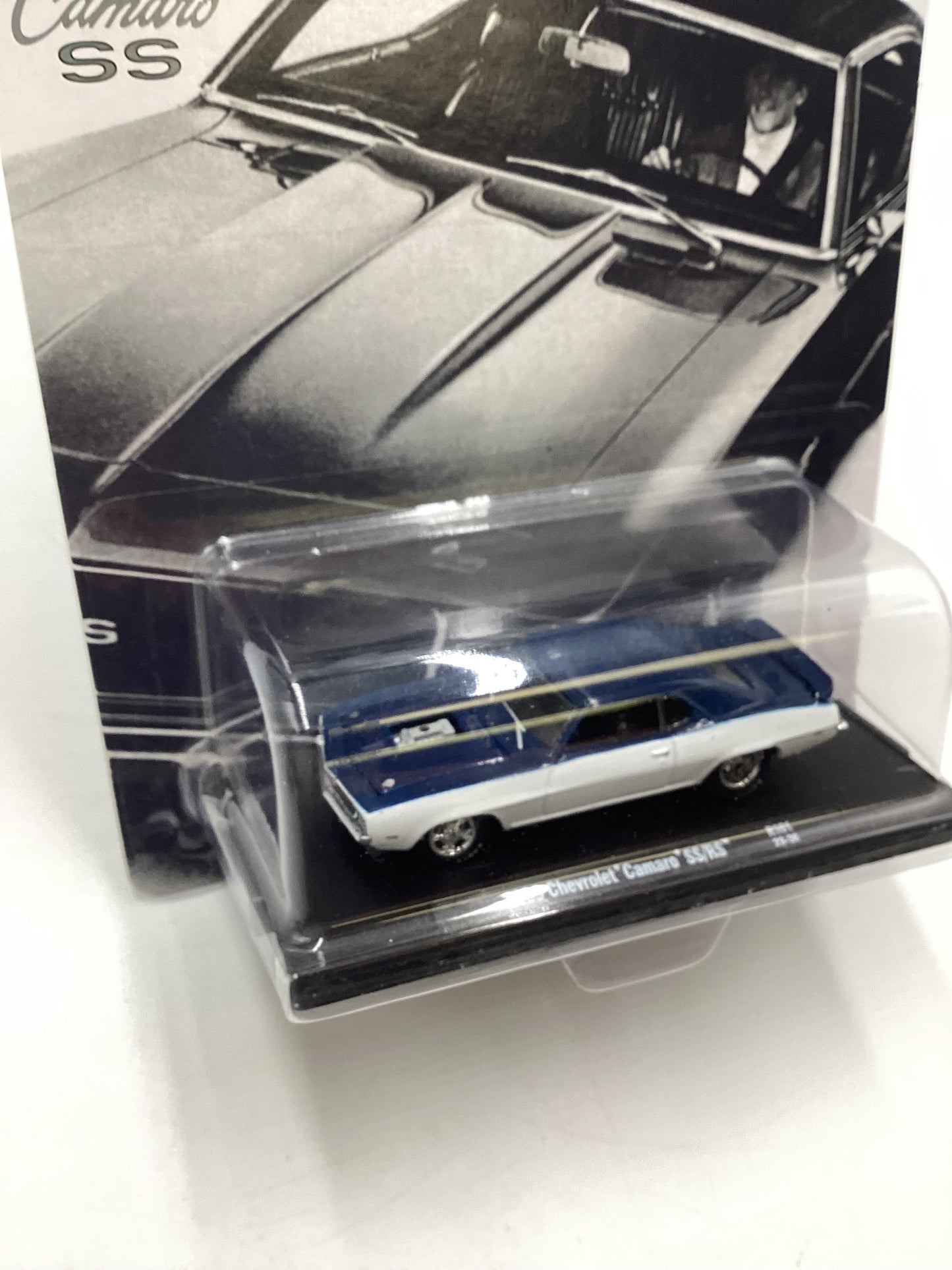 M2 Machines Auto-Drivers Chevrolet 1969 Chevrolet Camaro SS/RS White W/Blue R101 191D