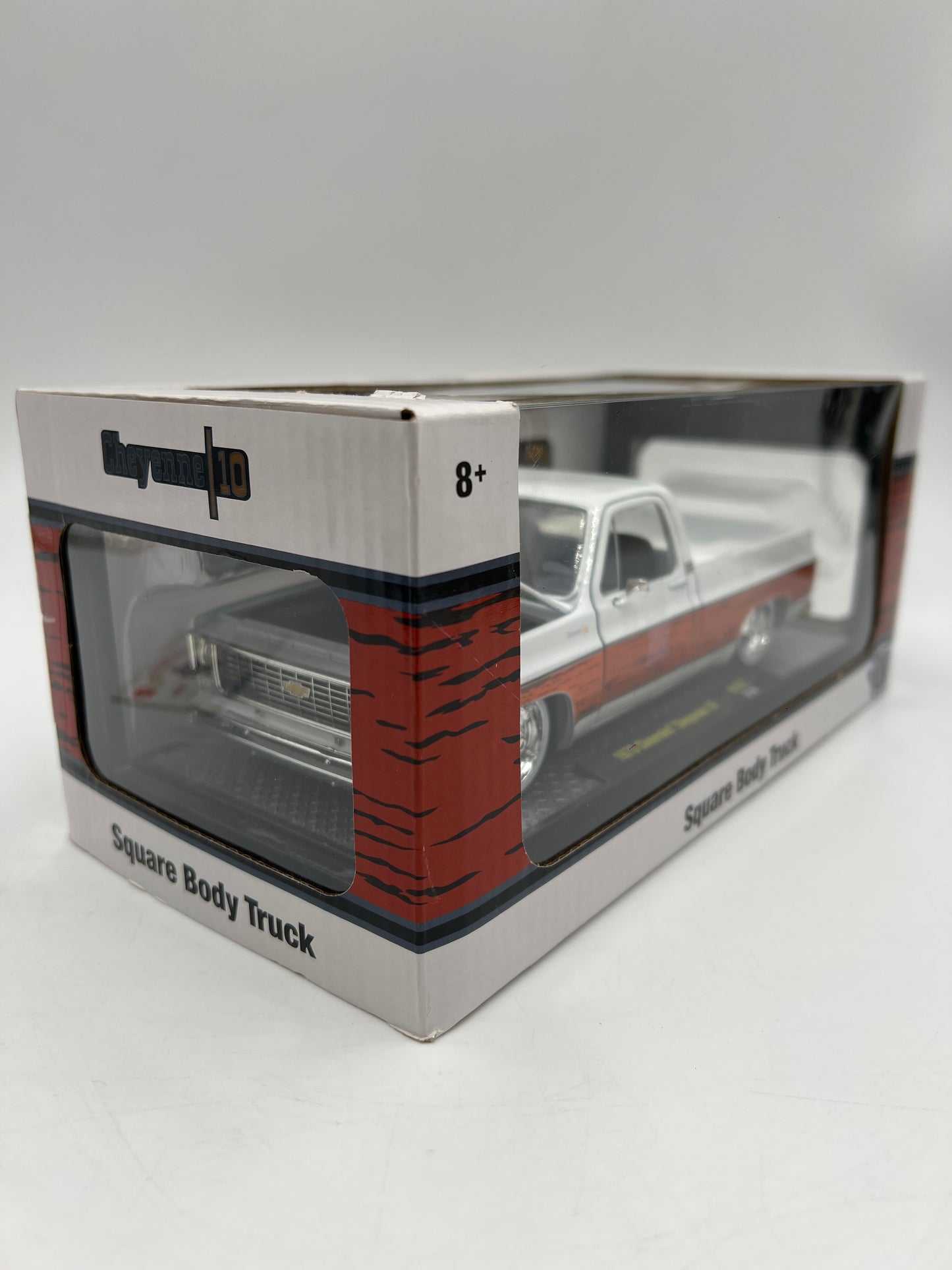 M2 Machines 1/24 Square Body Truck 1973 Chevrolet Cheyenne 10 White R102