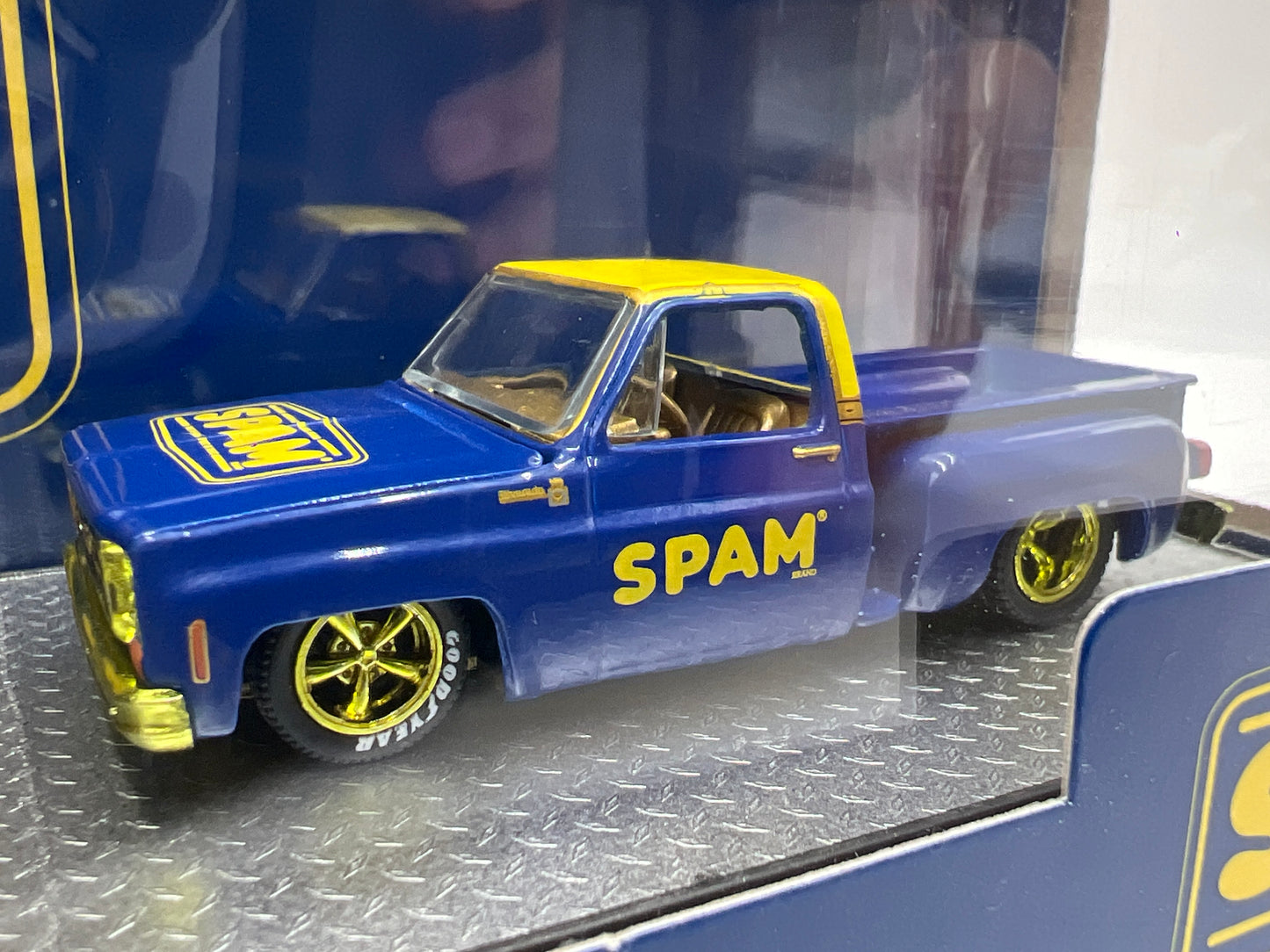 M2 Machines Auto Haulers CHASE Spam 1968 Chevrolet C60 Truck & 1979 Chevrolet Silverado Stepside R55