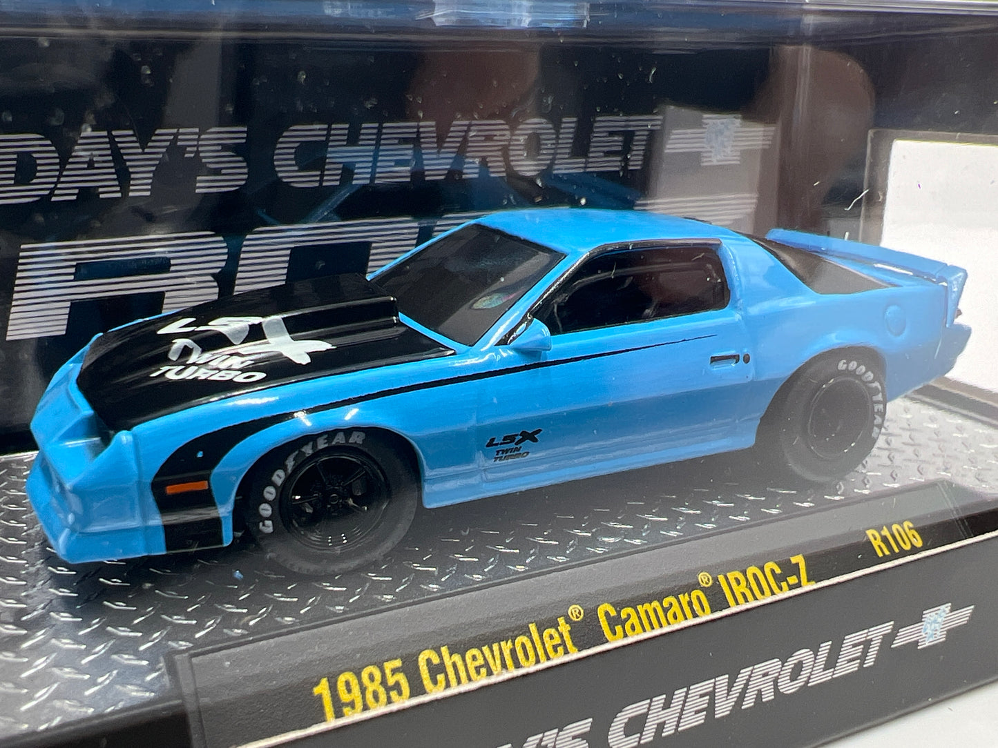M2 Machines R106 1985 Chevrolet Camaro IROC-Z Blue