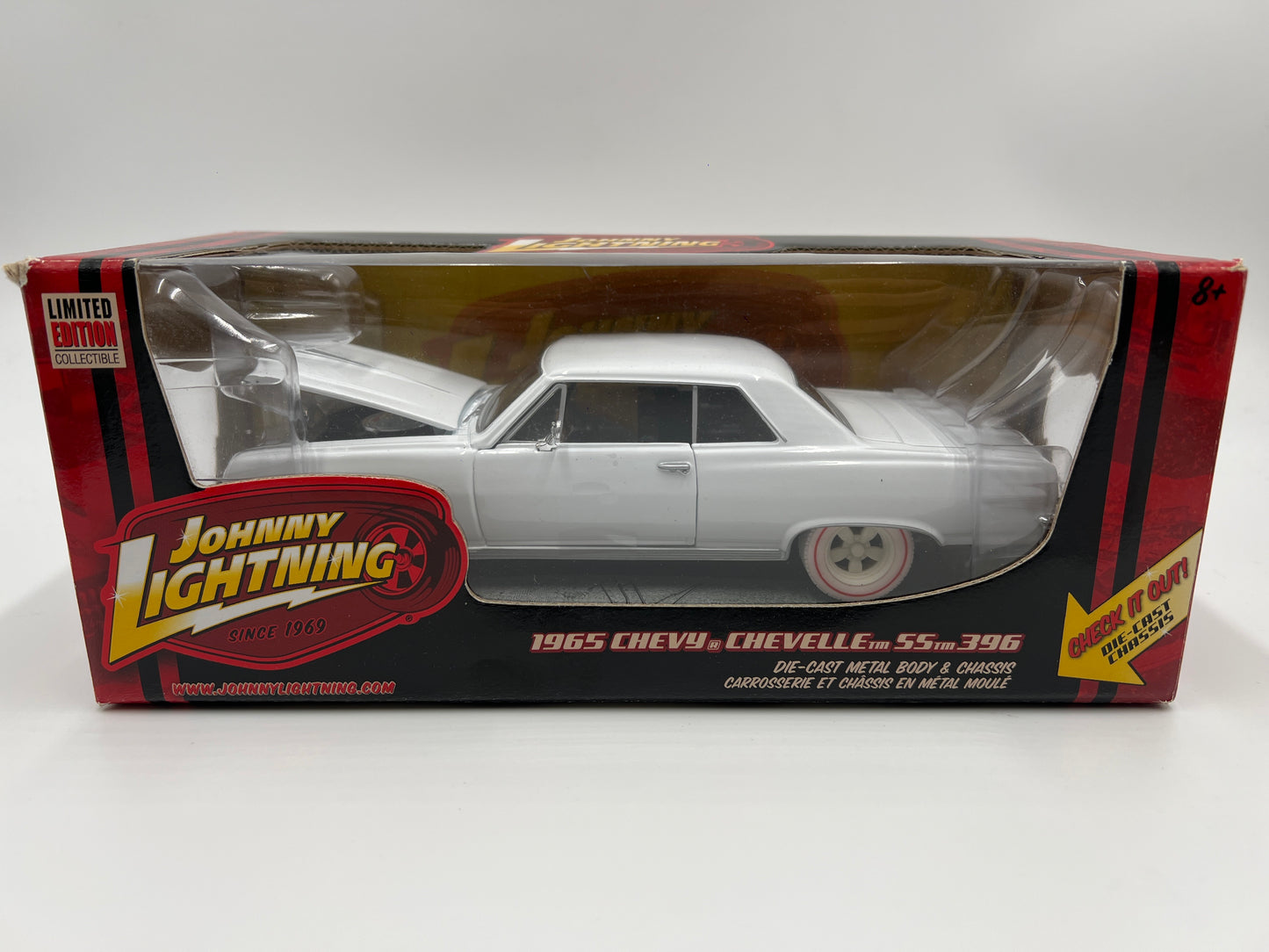 Johnny Lightning 1:24 Scale White Lightning Chase 1965 Chevy Chevelle SS 396 White VHTF