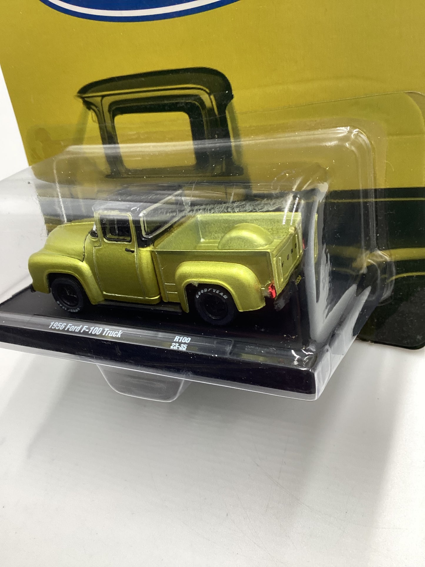 M2 Machines Auto Driver Ford 1956 Ford F-100 Truck Gold R100 190D