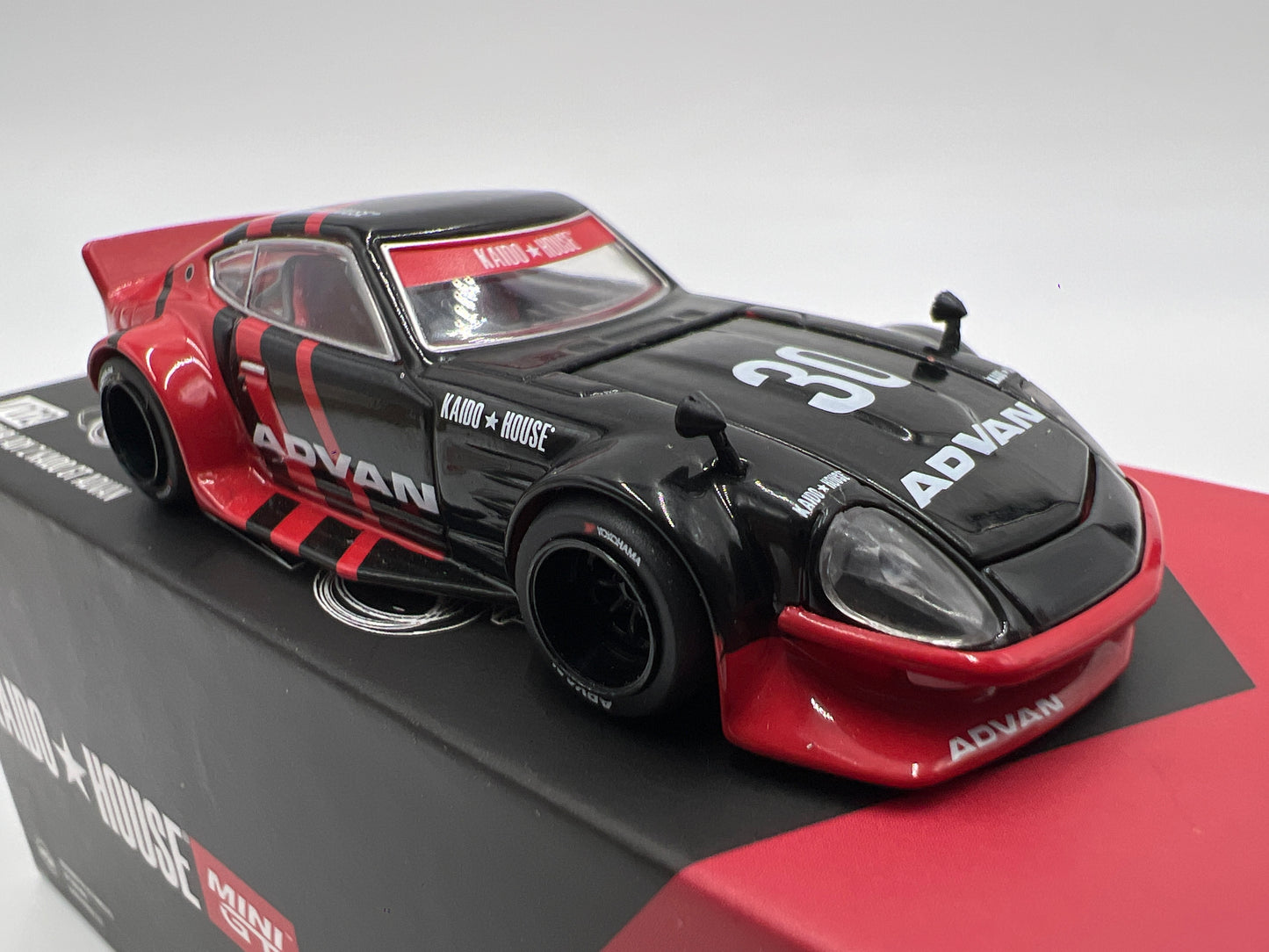 Mini GT Kaido House #172 Nissan Fairlady Z Kaido GT Advan