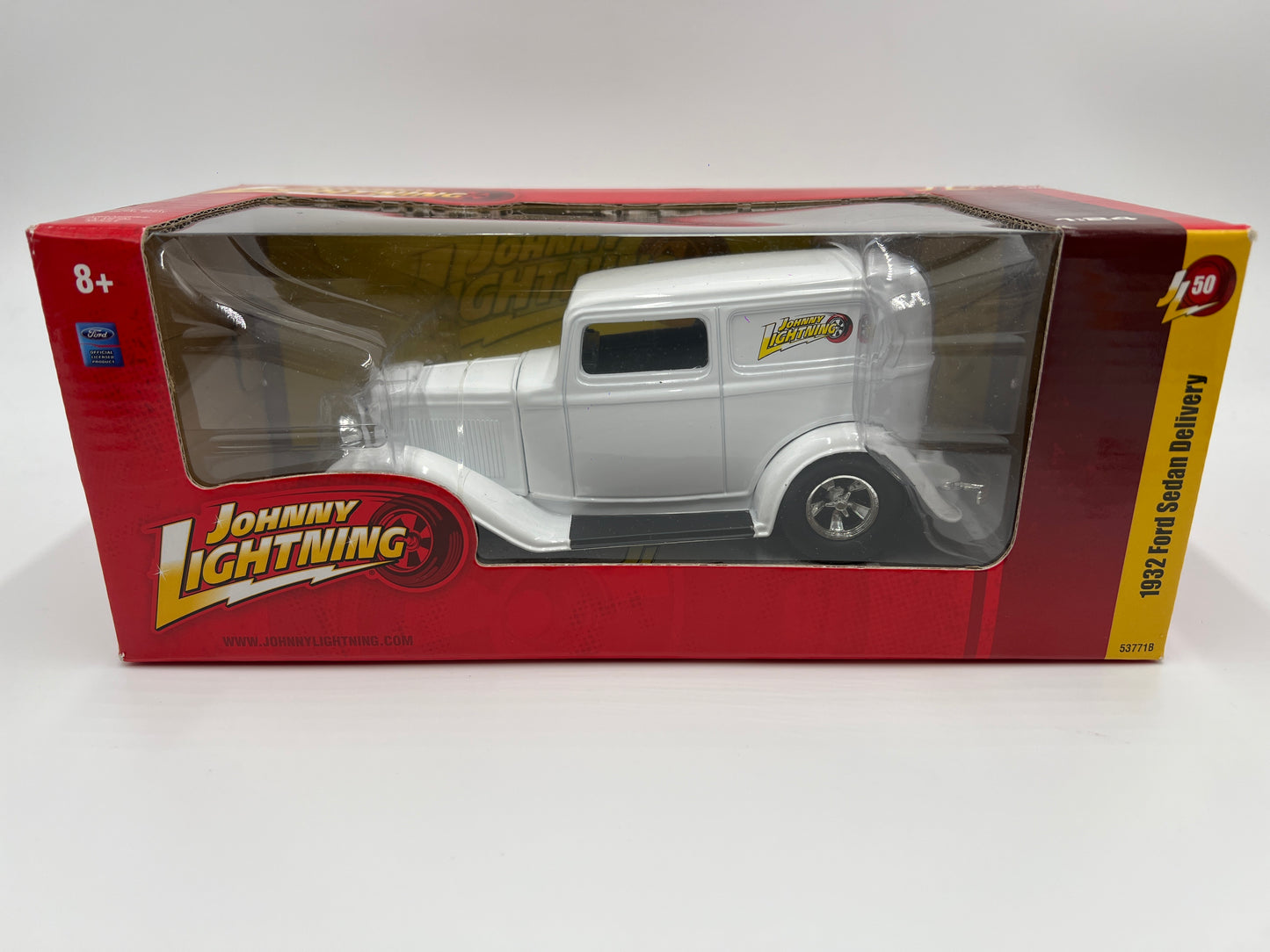 Johnny Lightning 1:24 Scale White Lightning Chase JL50 1932 Ford Sedan Delivery White VHTF