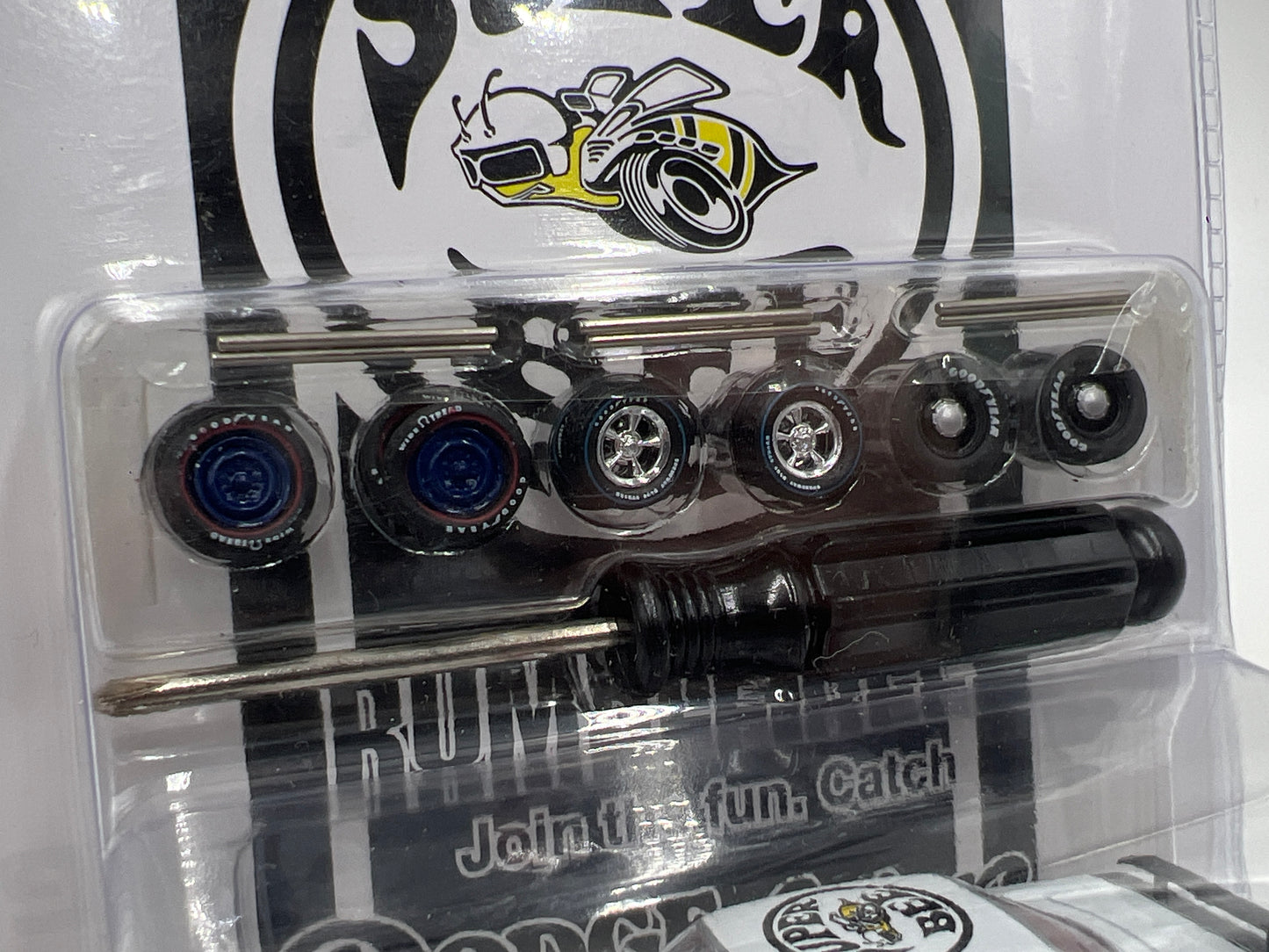 M2 Machines Auto-Wheels CHASE 1970 Dodge Super Bee 383 White R09