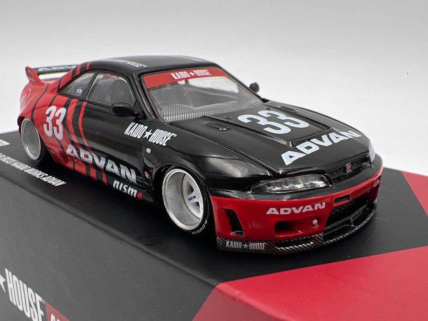 Mini GT Kaido House #191 Nissan Skyline GT-R R33 Kaido Works Advan