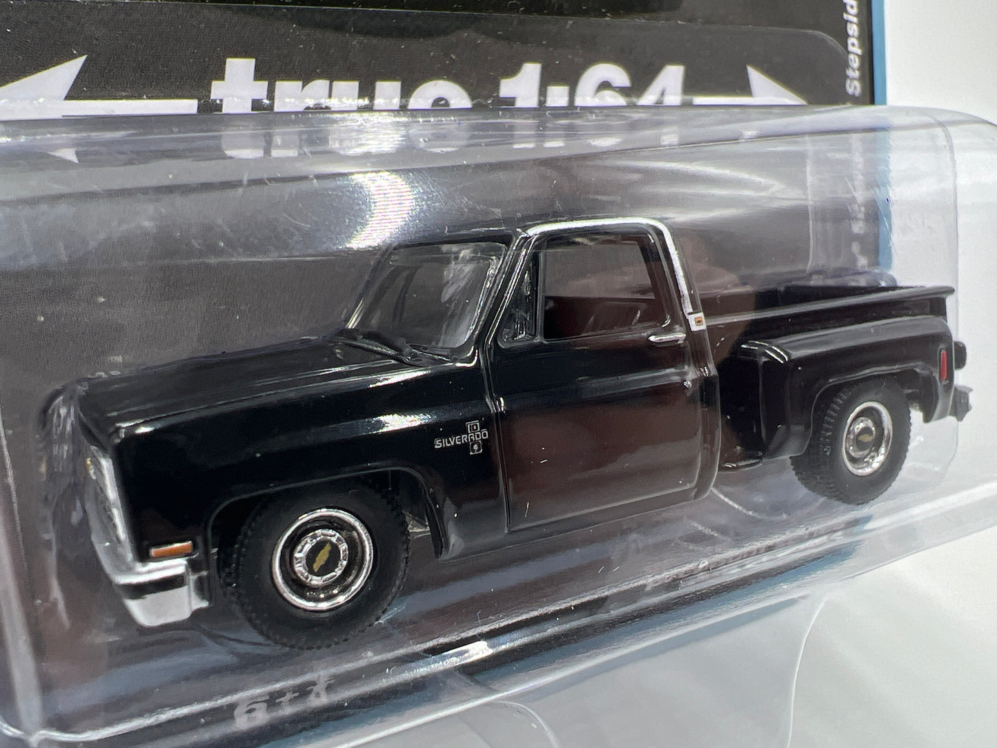 Auto World Muscle Trucks Release 1 Version A 1983 Chevy Silverado Stepside Black 185C