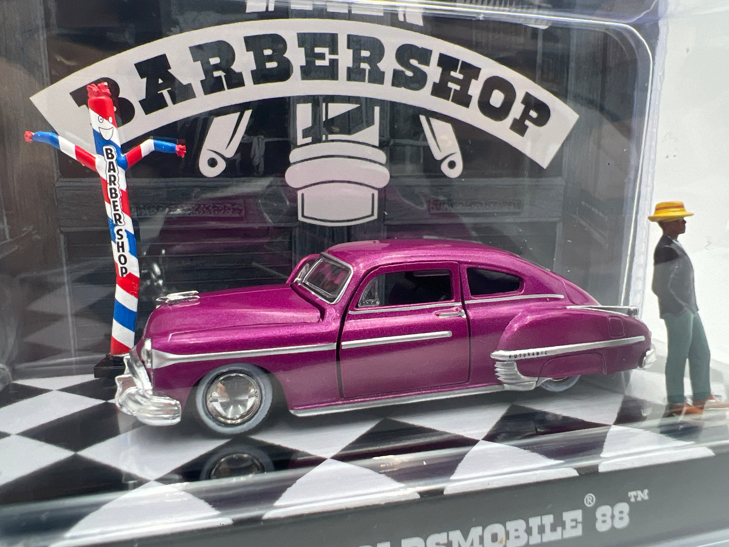 M2 Machines Diorama R22 1950 Oldsmobile 88 Purple