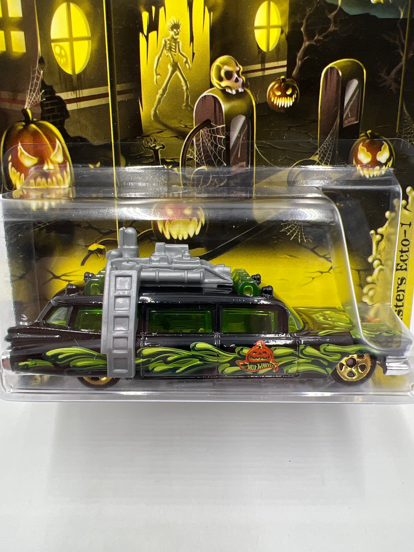 2012 Hot Wheels Kroger Exclusive Happy Halloween Set #4 Ghostbusters Ecto-1 Black W/Protector