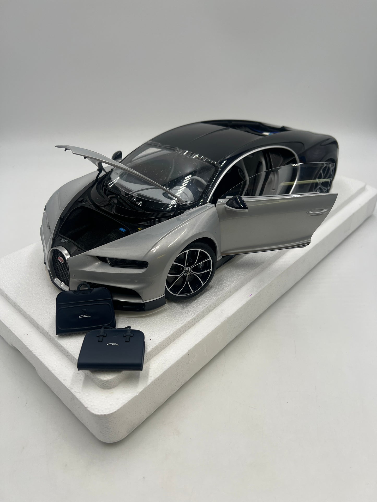 VHTF AutoArt Limited 1/12 Scale Bugatti Chiron New With Box *Outer Box Has Damage*