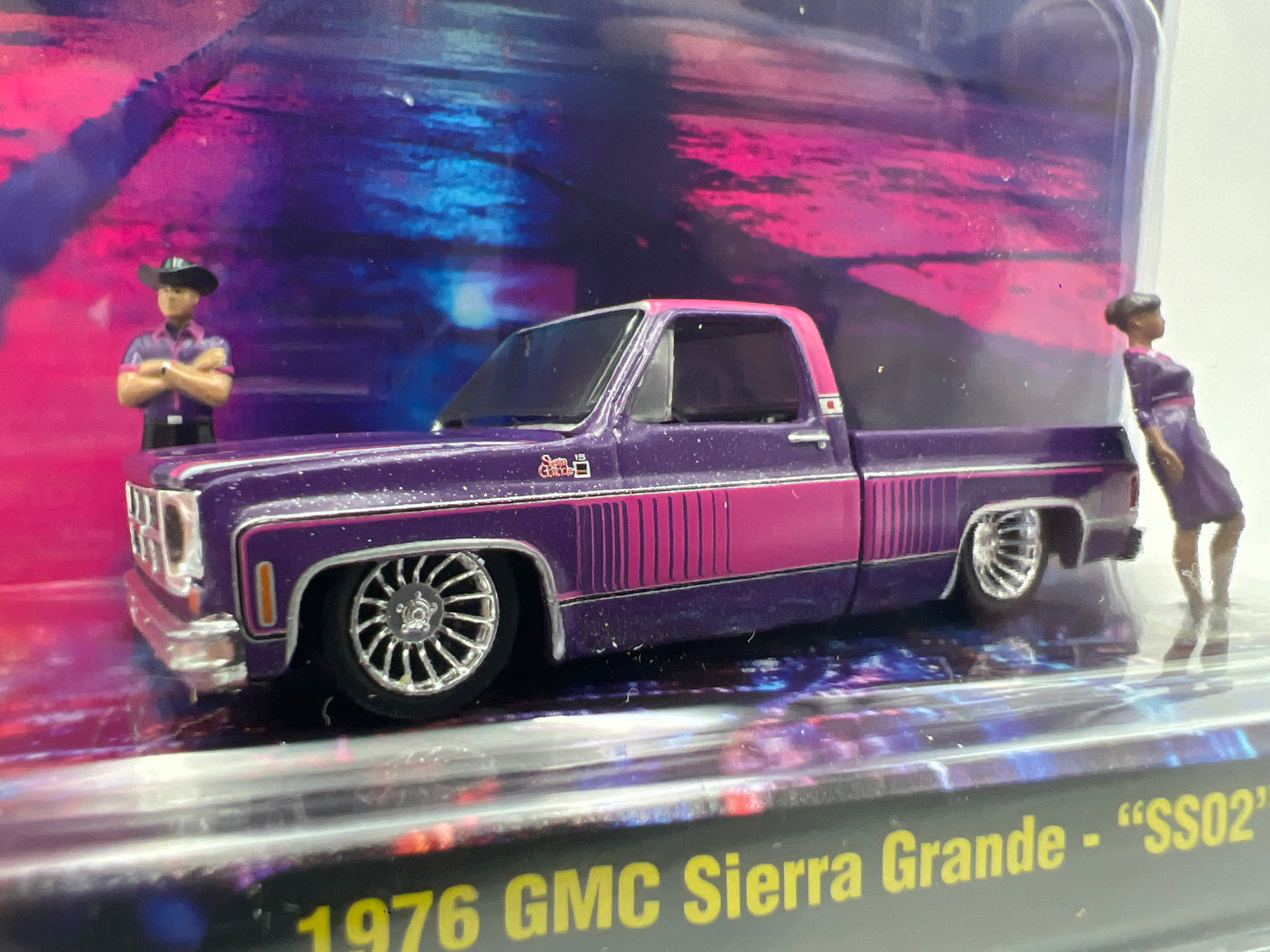M2 Machines R19 Diorama 1976 GMC Sierra Grande SS02 Purple/Pink 195F