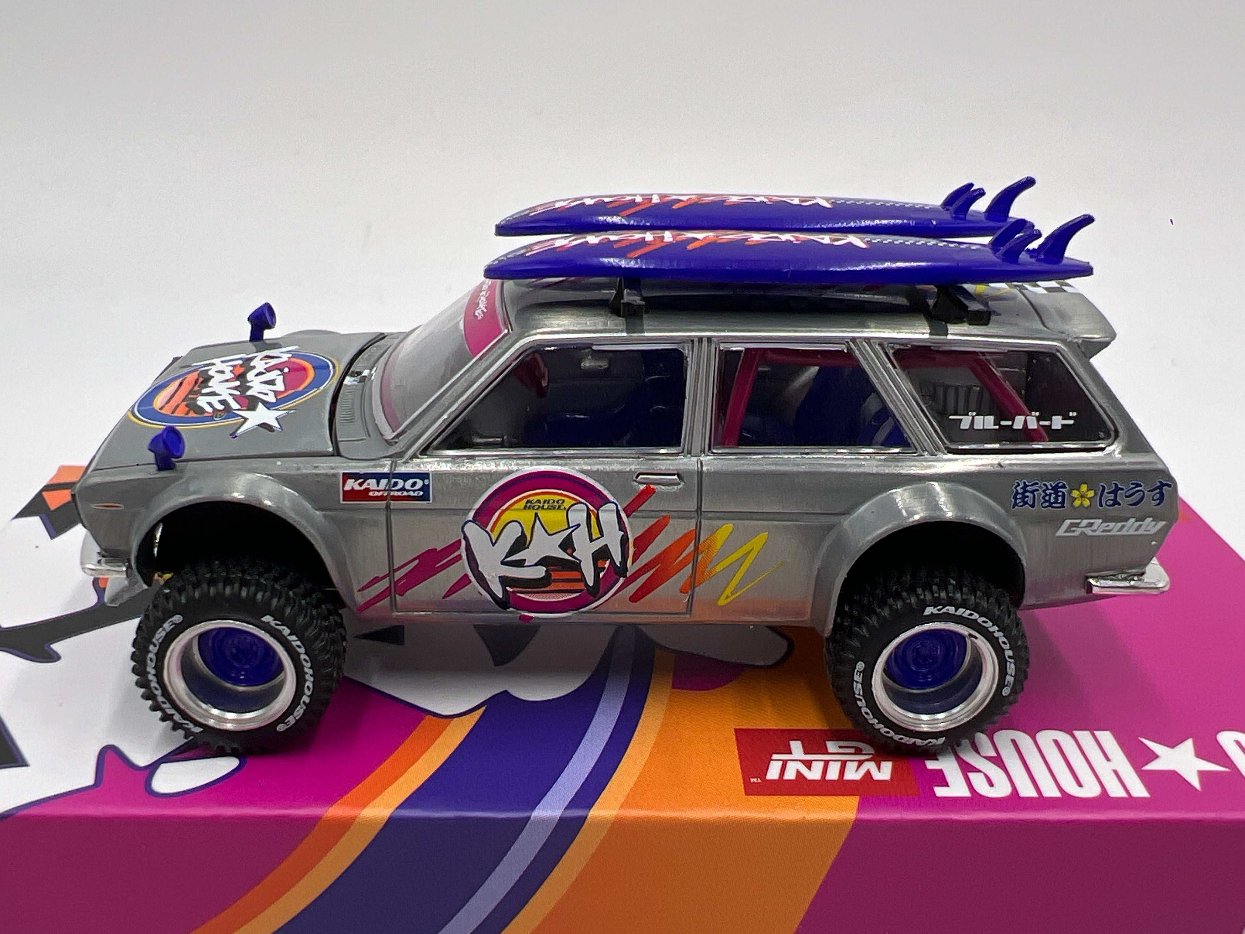 Mini GT Kaido House CHASE #210 Datsun 510 Wagon 4x4 Kaido Islands