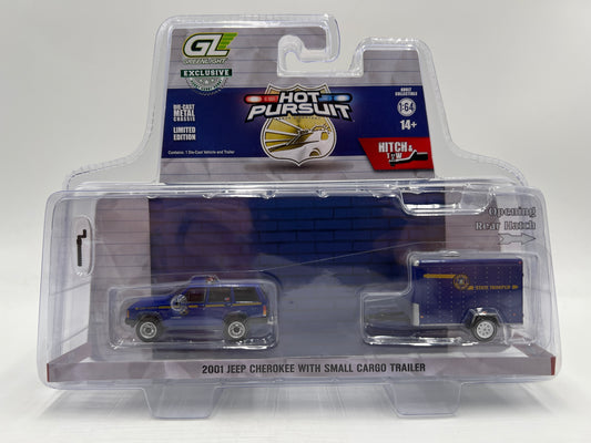 Greenlight Hobby Exclusive Hitch & Tow Hot Pursuit 2001 Jeep Cherokee W/Small Cargo Trailer 186D
