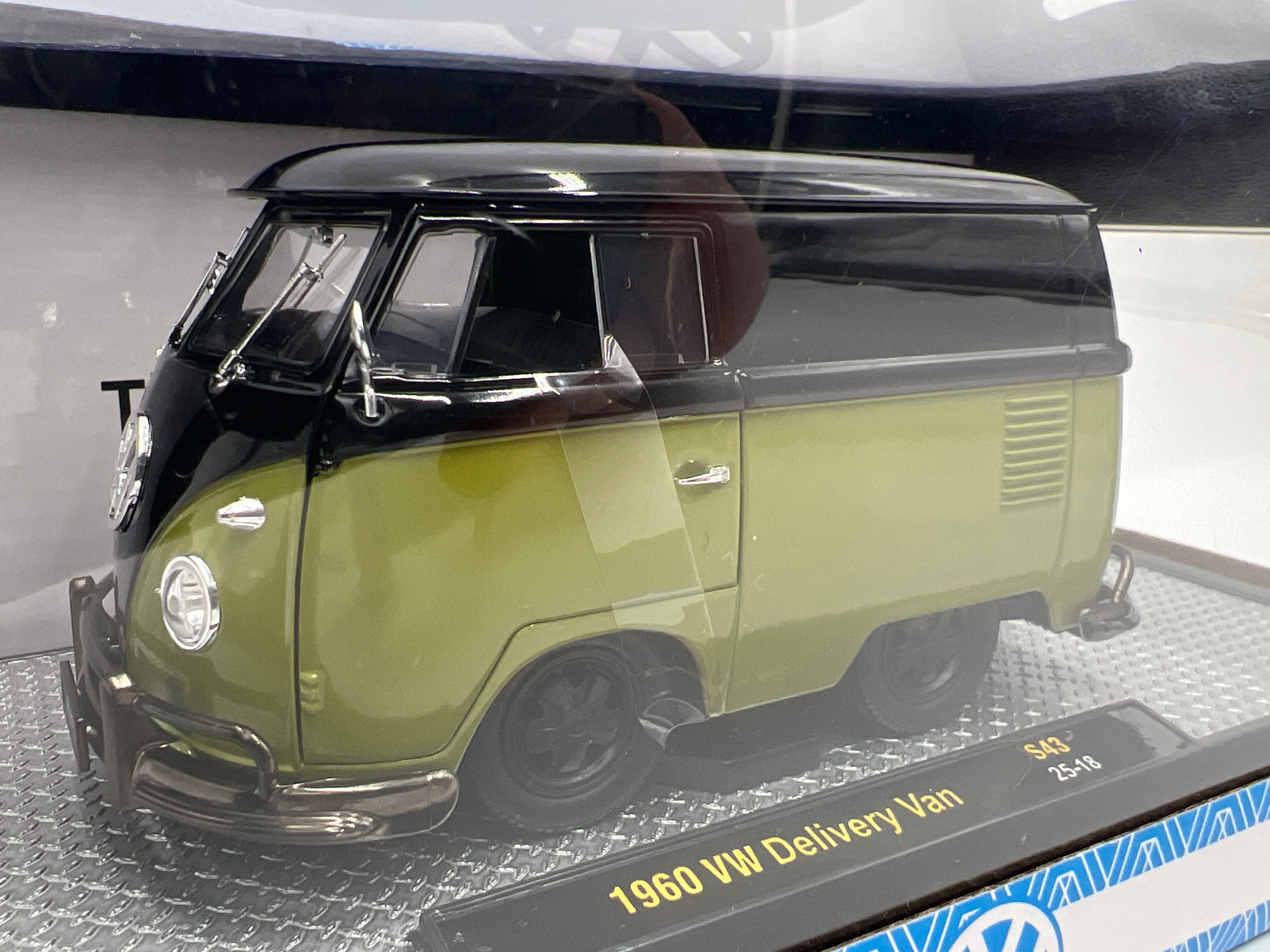 M2 Machines 1/24 1960 VW Delivery Van Green/Black S43
