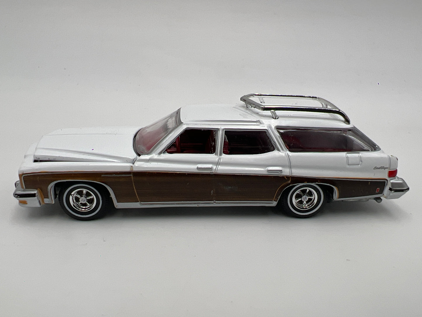 Auto World 1/64 Muscle Wagons 1974 Buick Estate Wagon White Loose