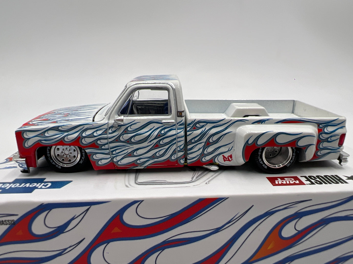 Mini GT x Kaido House #157 Chevrolet Silverado Dually On Fire V2 White