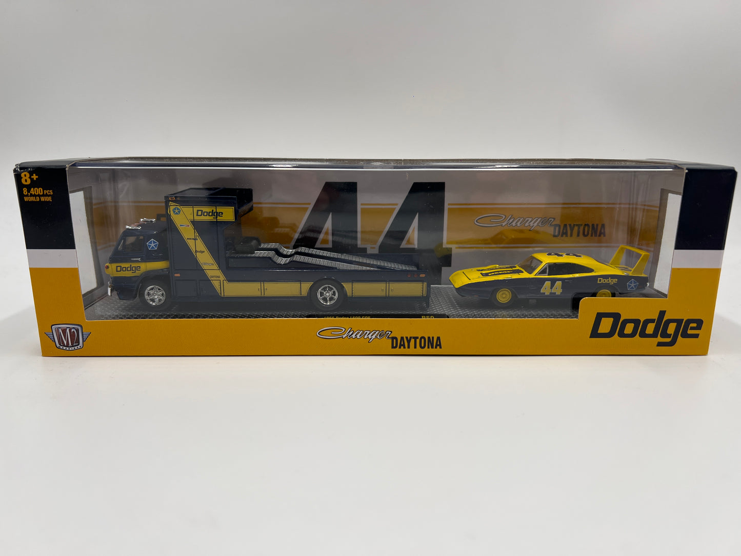 M2 Machines Auto Haulers 1970 #44 Dodge L600 COE & 1969 Dodge Charger Daytona Hemi R50