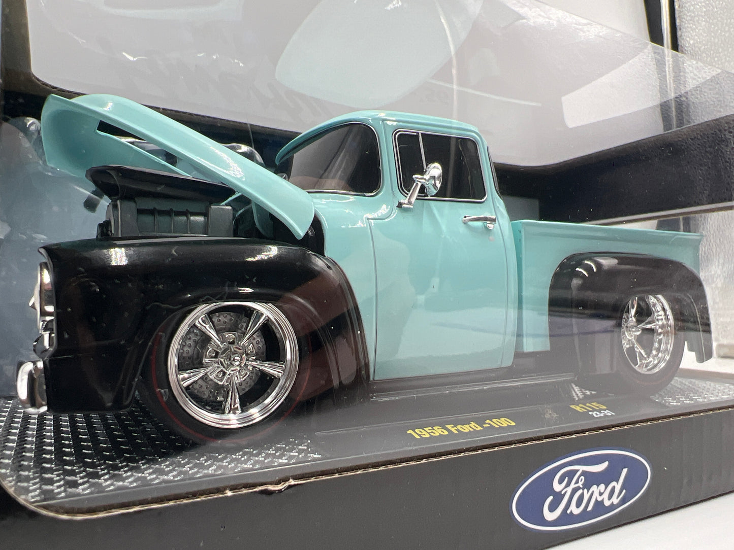 M2 Machines 1/24 1956 Ford F-100 Light Blue/Black R115