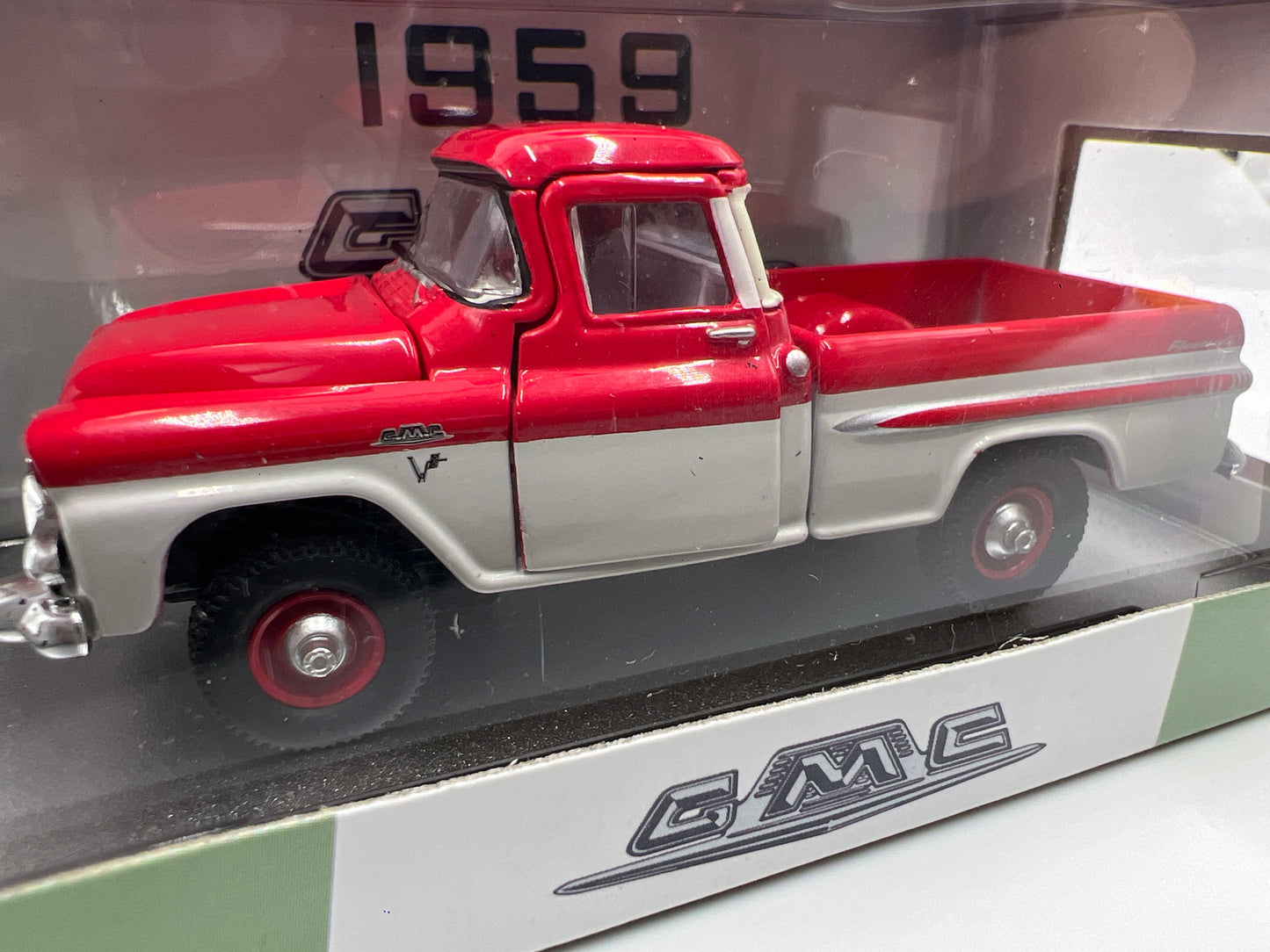 M2 Machines 1959 GMC Fleetside Truck 4x4 Red/White R63