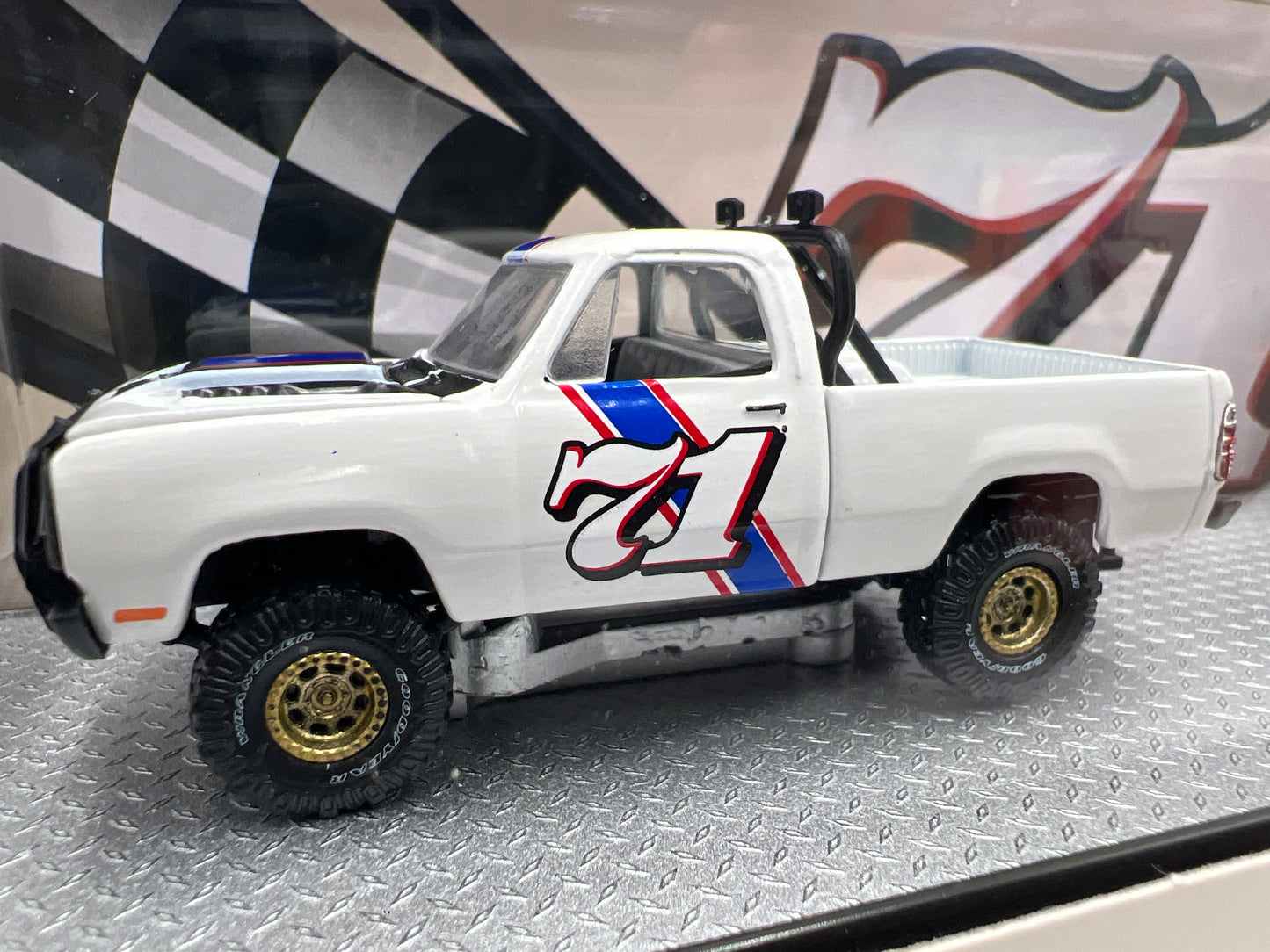 2025 M2 Machines Auto Haulers 1974 Dodge W200 Power Wagon & 1971 Plymouth Hemi Cuda White R85