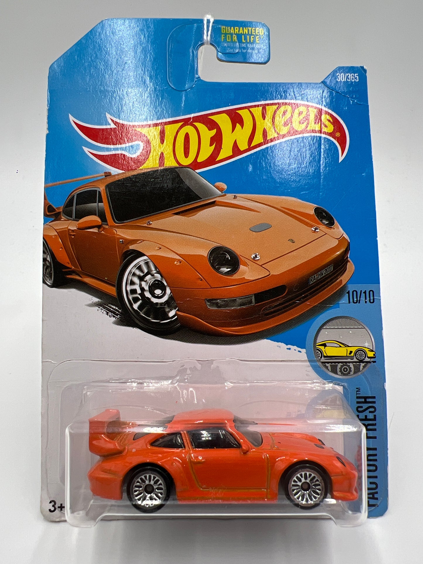2017 Hot Wheels Factory Fresh #30 Porsche 993 GT2 Orange (Bad Card) 98A