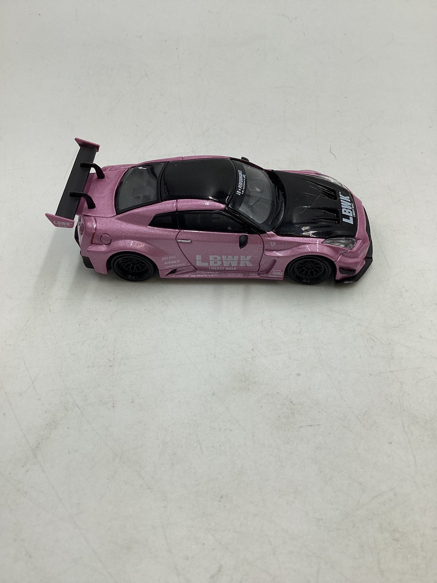 Mini GT #418 LB-Silhouette Works GT Nissan 35GT -RR LBWK Passion Pink