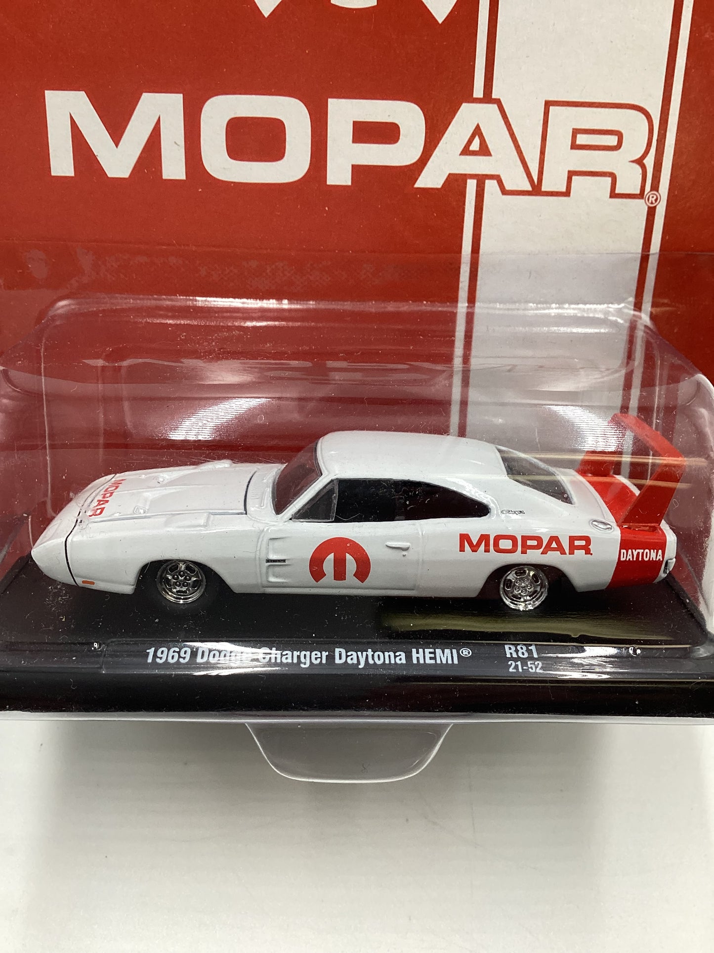 M2 Machines Auto Driver Mopar 1969 Dodge Charger Daytona Hemi White R81 192E