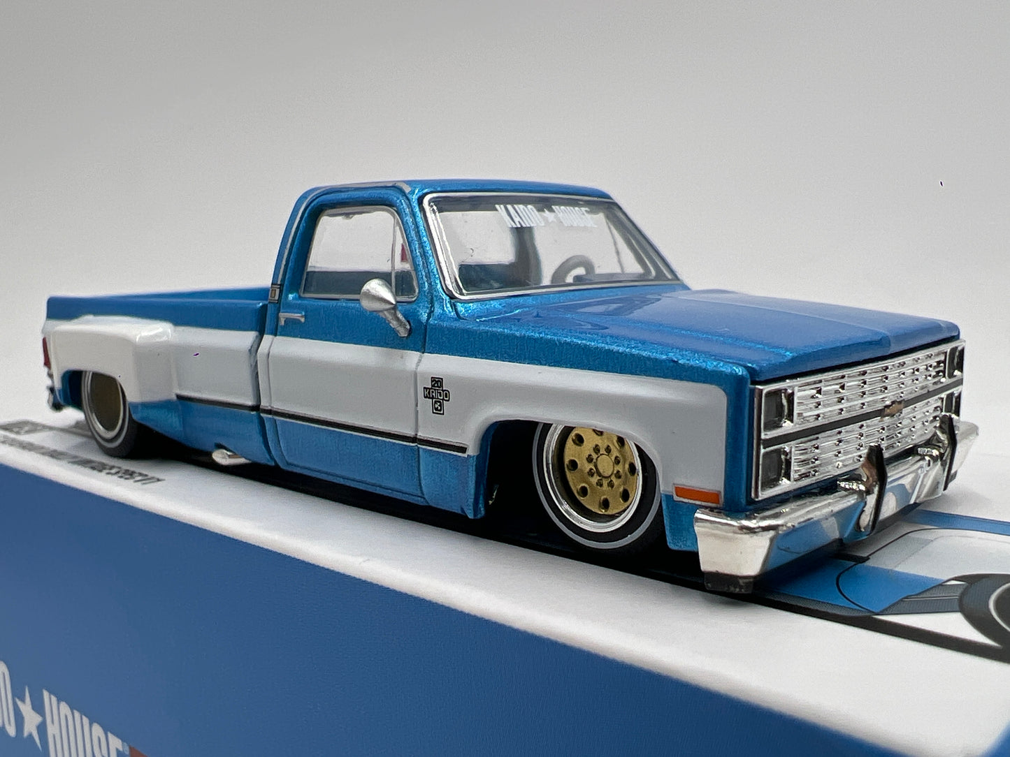 Mini GT Kaido House #192 Chevrolet Silverado Dually Vintage Spec V1 Blue/White
