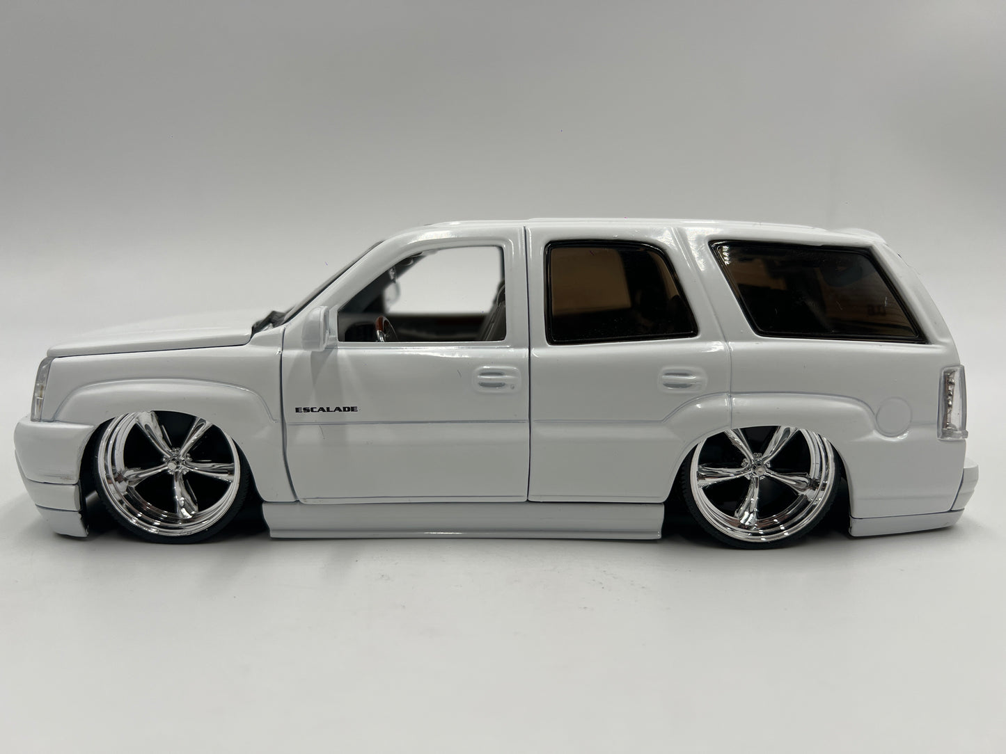 Jada 1/24 Scale Dub City 2002 Cadillac Escalade White Loose