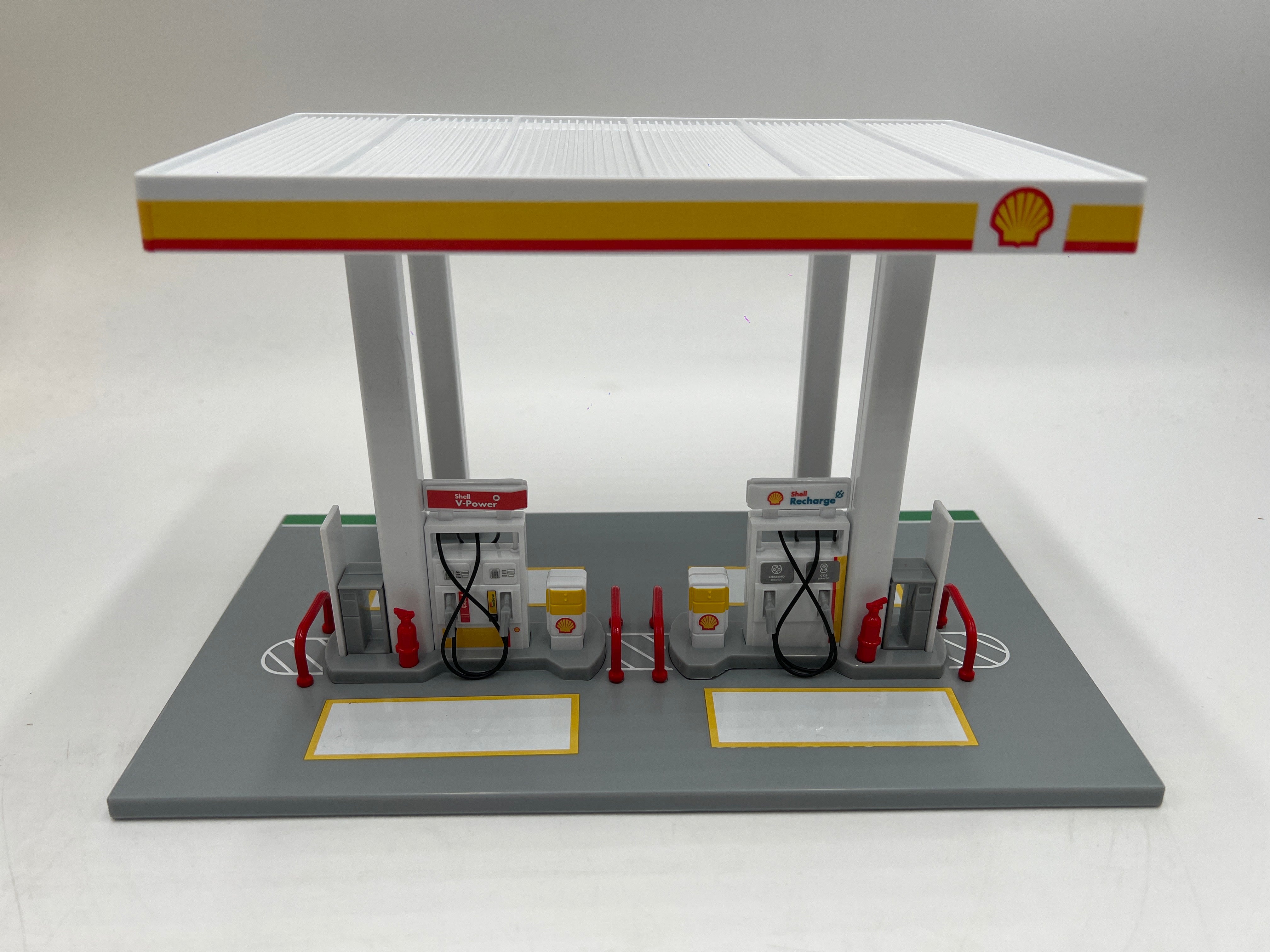 CCA 1/64 Diorama Assembly Playset Shell Gas Station W/Volvo Trucks