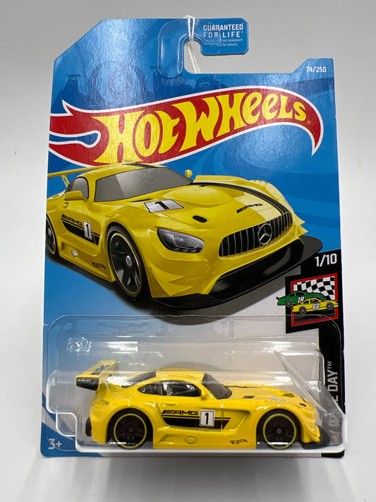 2019 Hot Wheels Race Day #74 16 Mercedes-AMG GT3 Yellow cracked blister 90G