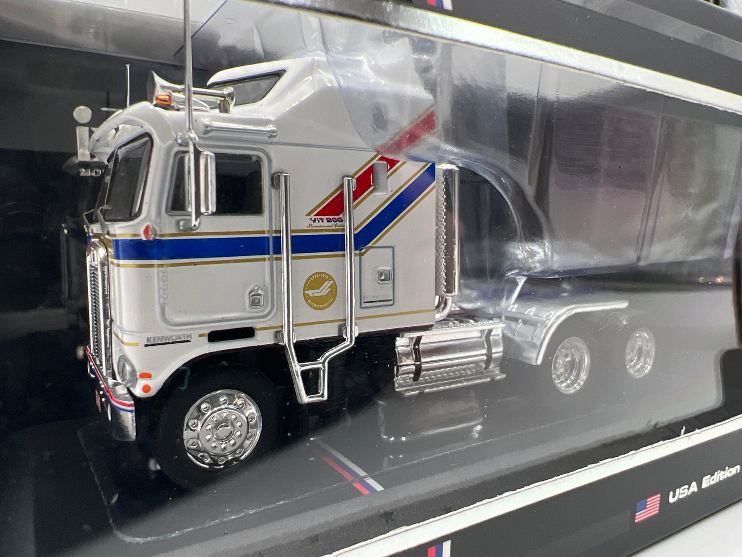 IXO Models 1/64 USA Edition Kenworth K100 Aerodyne White