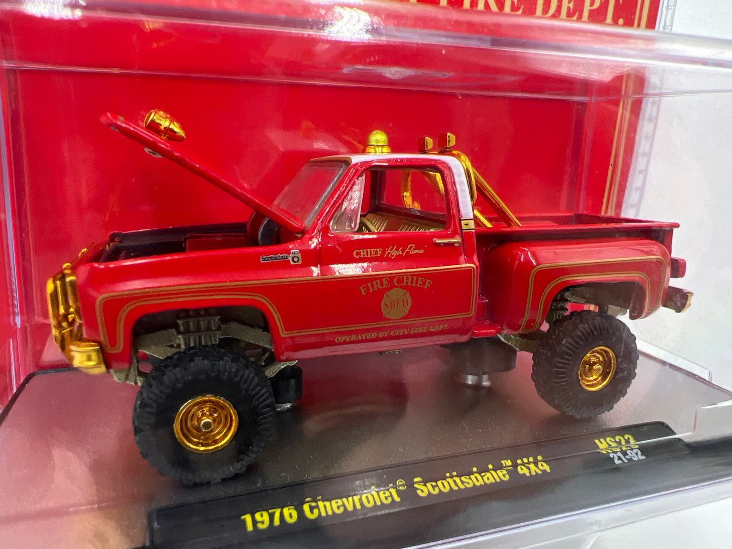M2 Machines CHASE SBFD Chief High Flame 1976 Chevrolet Scottsdale 4x4 Red HS23