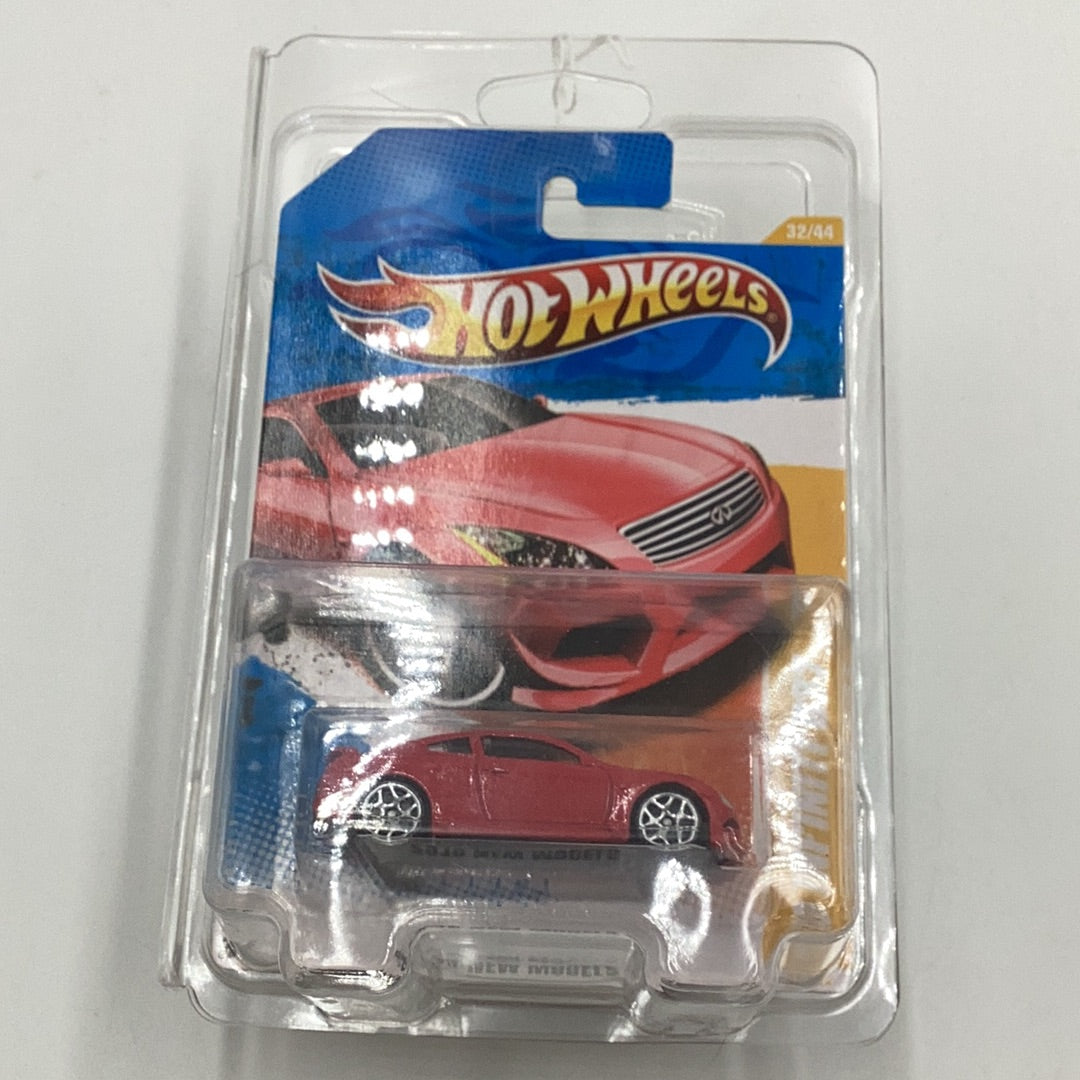 2010 Hot Wheels #32 10 Infiniti G37 red name spelled wrong on base with protector