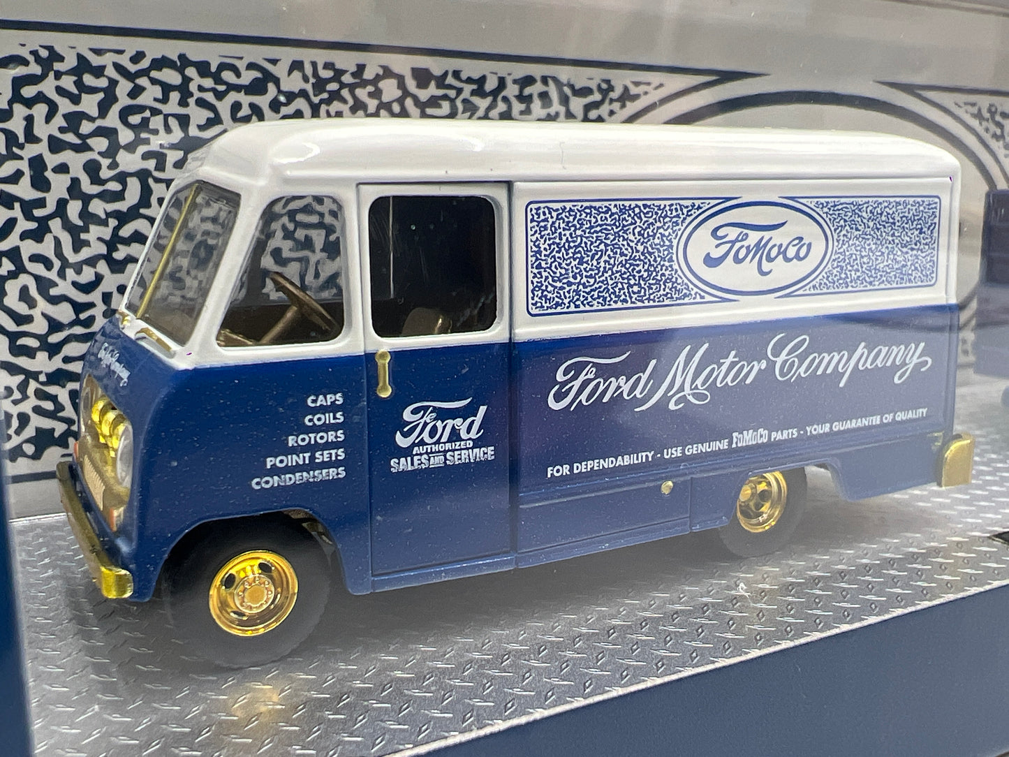 M2 Machines Haulers R93 CHASE 1948 Ford Parcel Truck & 1932 Ford Roadster