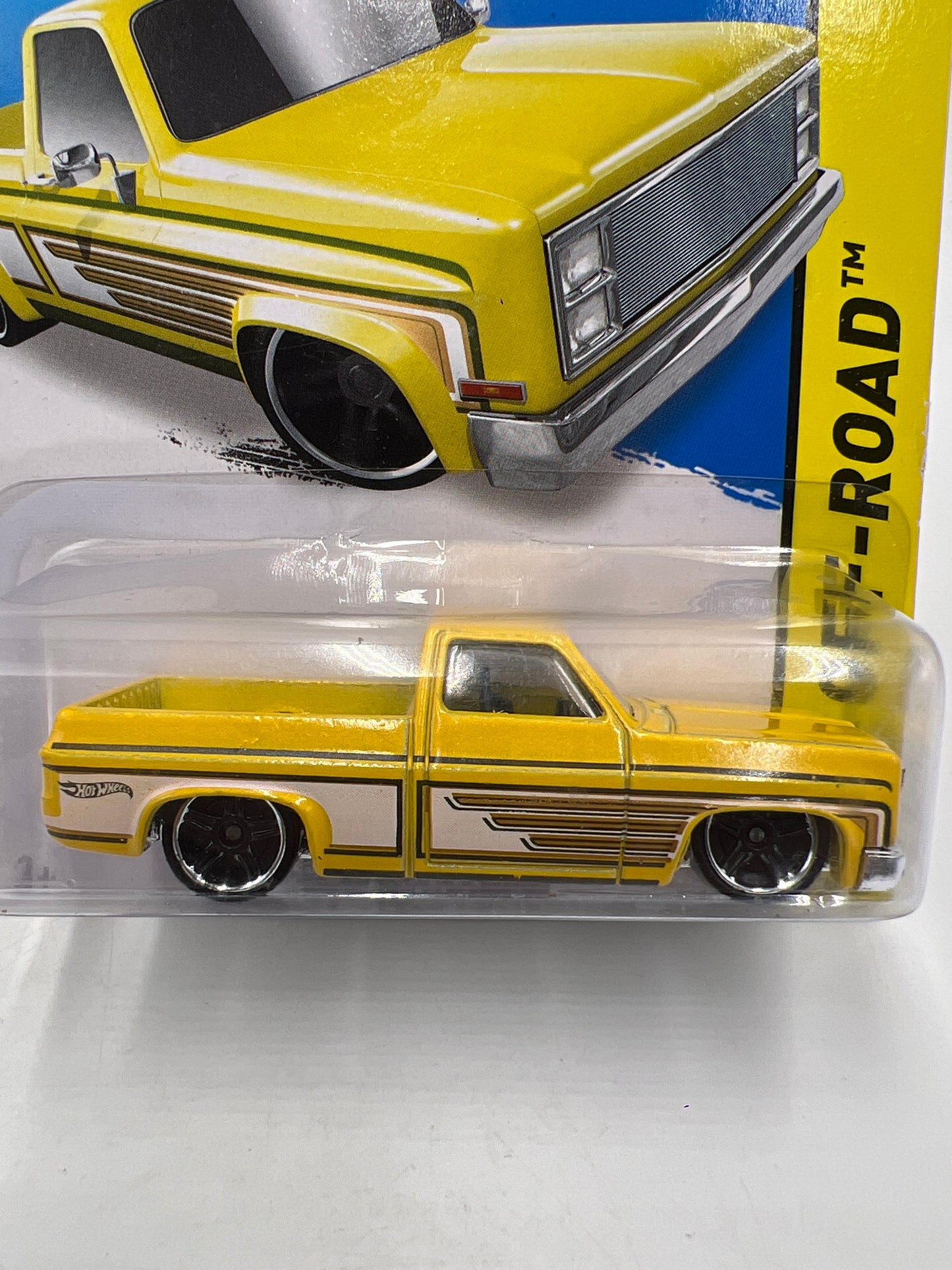 2014 Hot Wheels Off-Road #136 83 Chevy Silverado Yellow W/Protector Intl Card