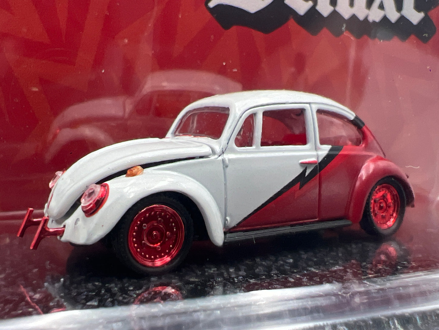 M2 Machines Diorama R20 CHASE 1967 VW Beetle Deluxe USA Model