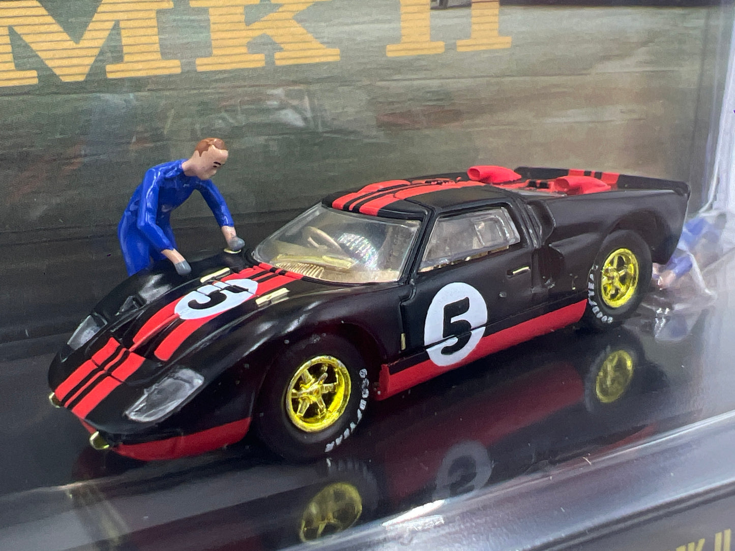 M2 Machines Diorama R17 CHASE 1966 Ford GT40 MK II