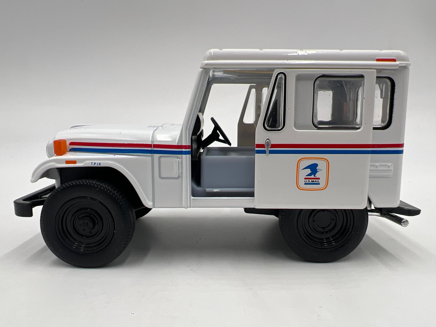 Kinsmart 1/26 Scale US Mail 1971 Jeep DJ-5B White