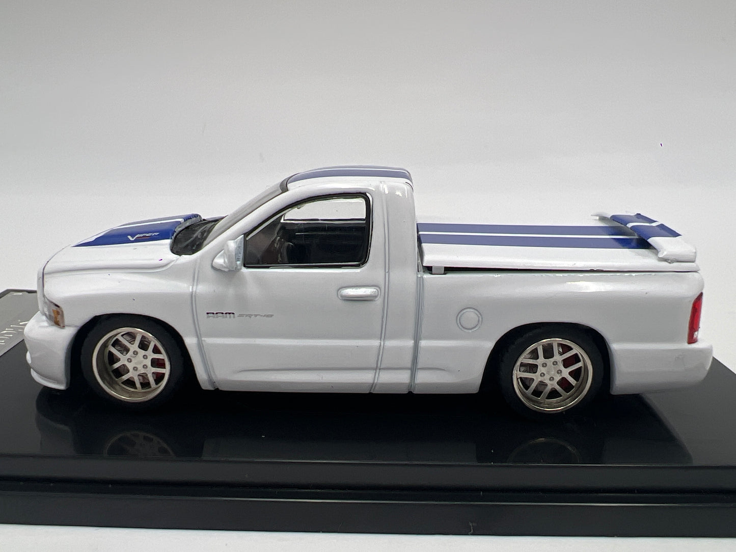 Shoom 64 Models 1:64 Dodge Ram SRT-10 White/Blue Stripes W/Accessories
