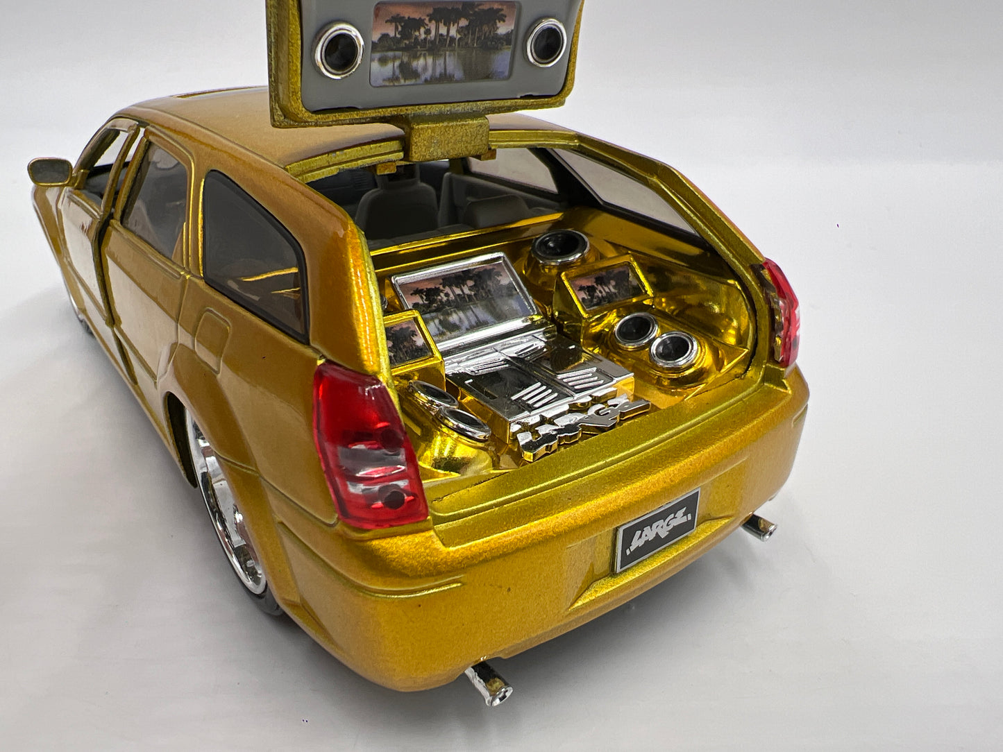 Revell 1/24 Scale Dodge Magnum R/T Gold Loose