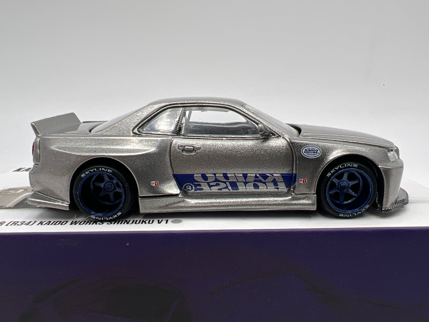 Mini GT Kaido House #143 Nissan Skyline GT-R R34 Kaido Works Shinjuku V1