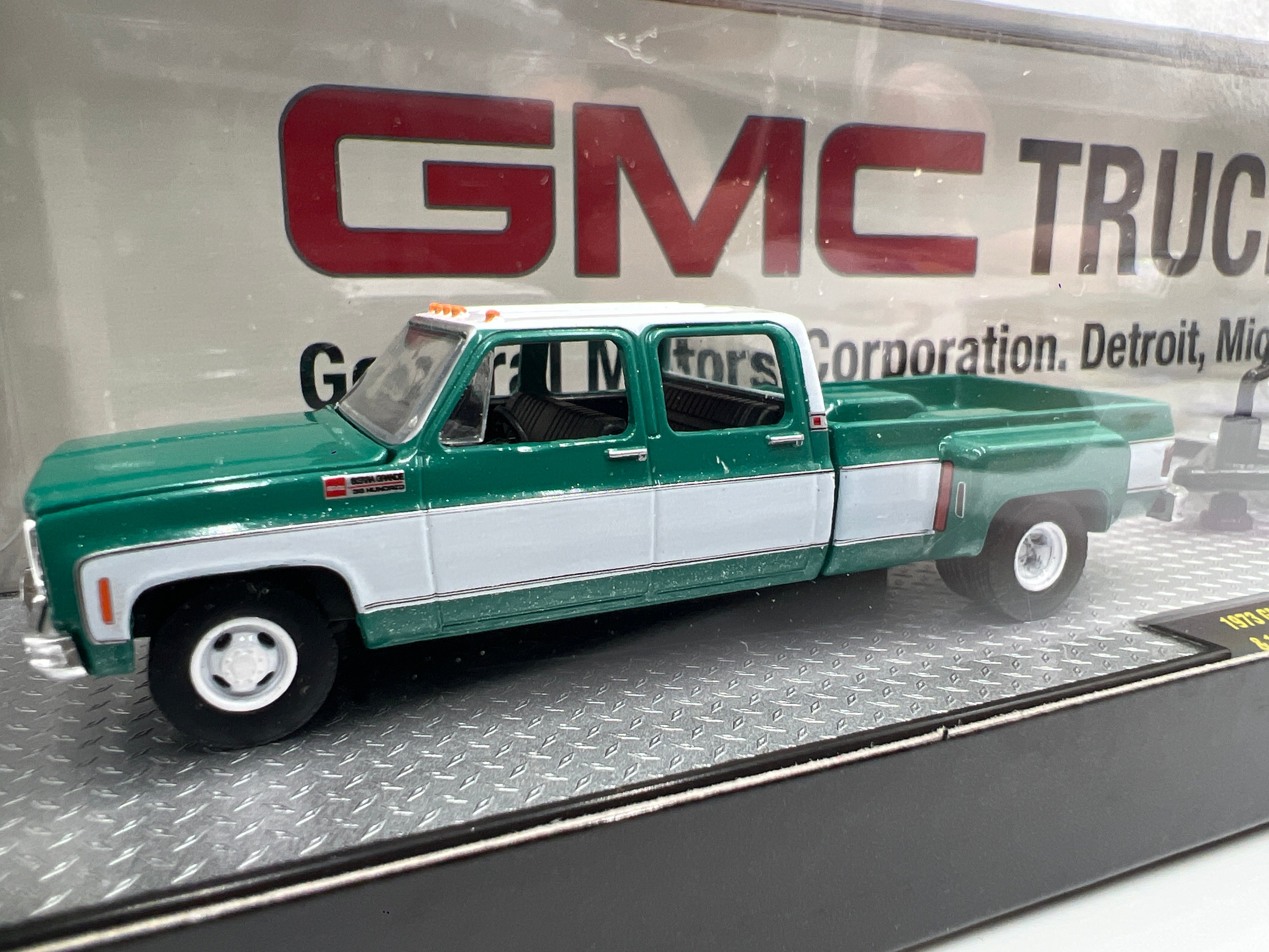 M2 Machines Auto Haulers 1973 GMC Sierra 3500 & 1976 GMC Sierra