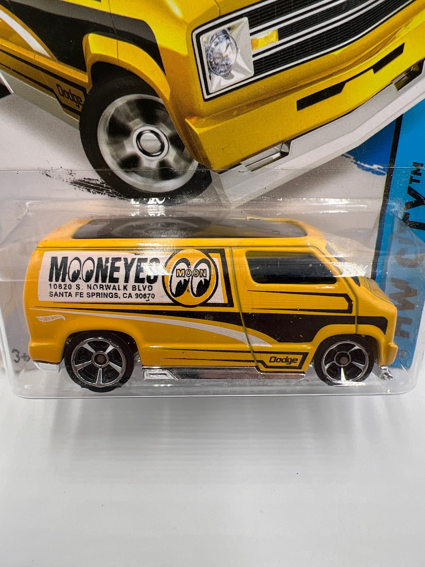 2014 Hot Wheels City #20 Custom 77 Dodge Van Yellow Mooneyes 53B