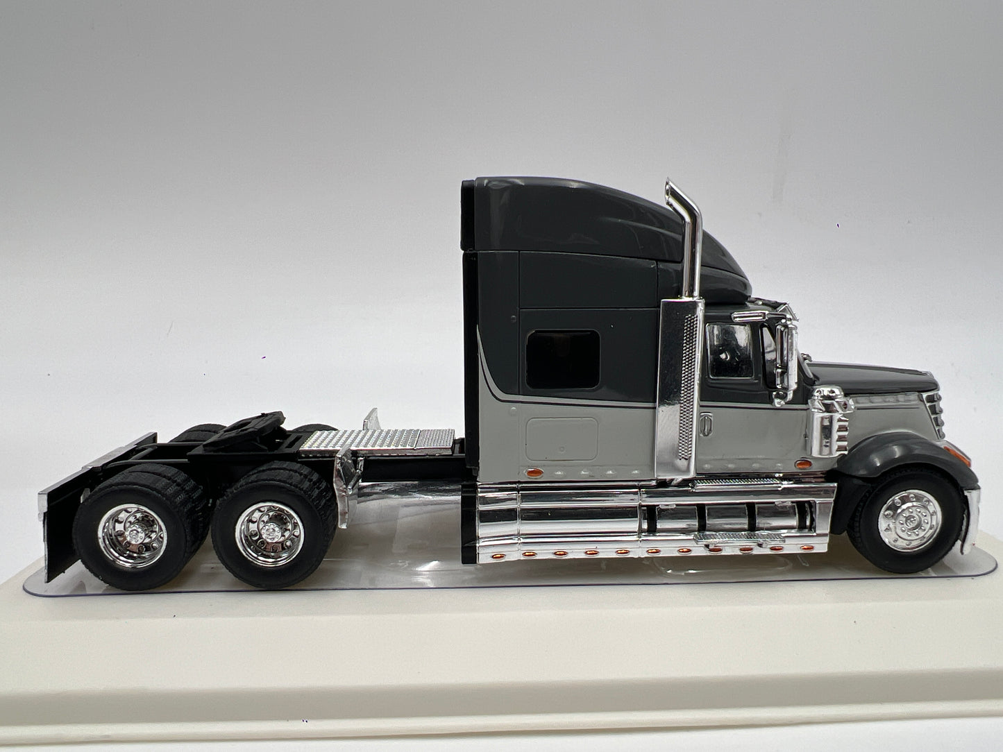 IXO Models 1/64 Mijo International Lonestar Grey 2 Tone Limited E.BK