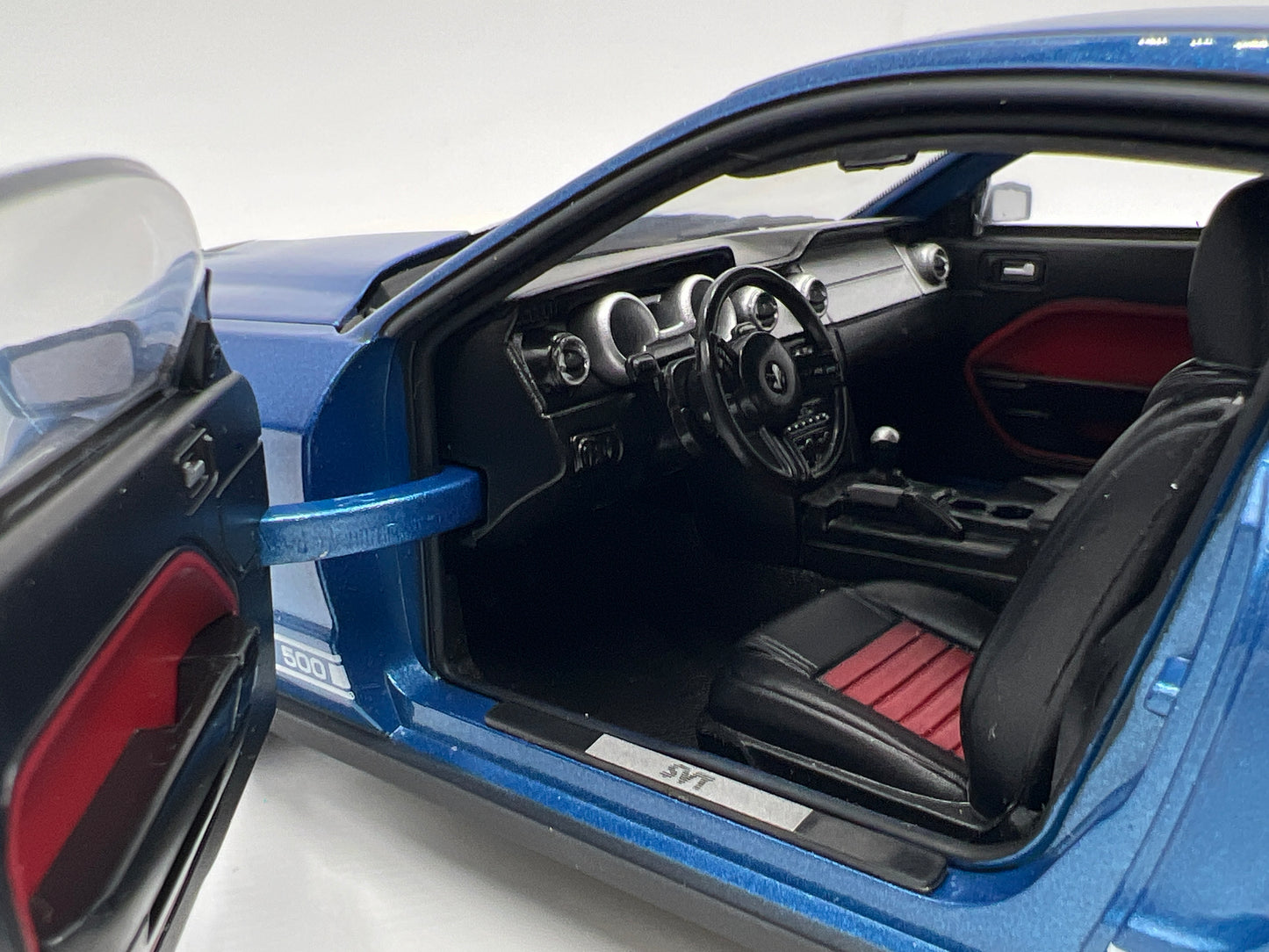 Shelby Collectibles 1:18 Scale Loose 2007 Shelby GT500 Blue/White