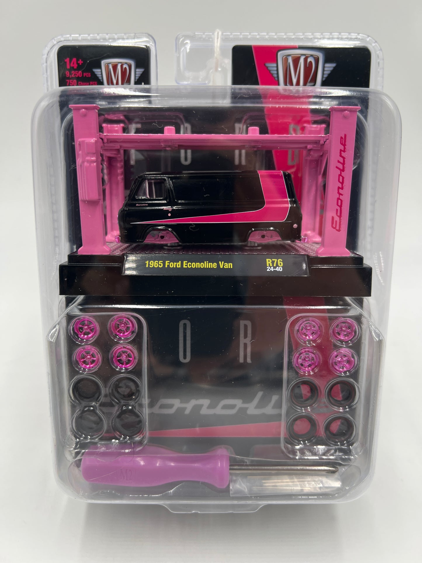 M2 Machines Model-Kit CHASE 1965 Ford Econoline Van Black/Pink R76