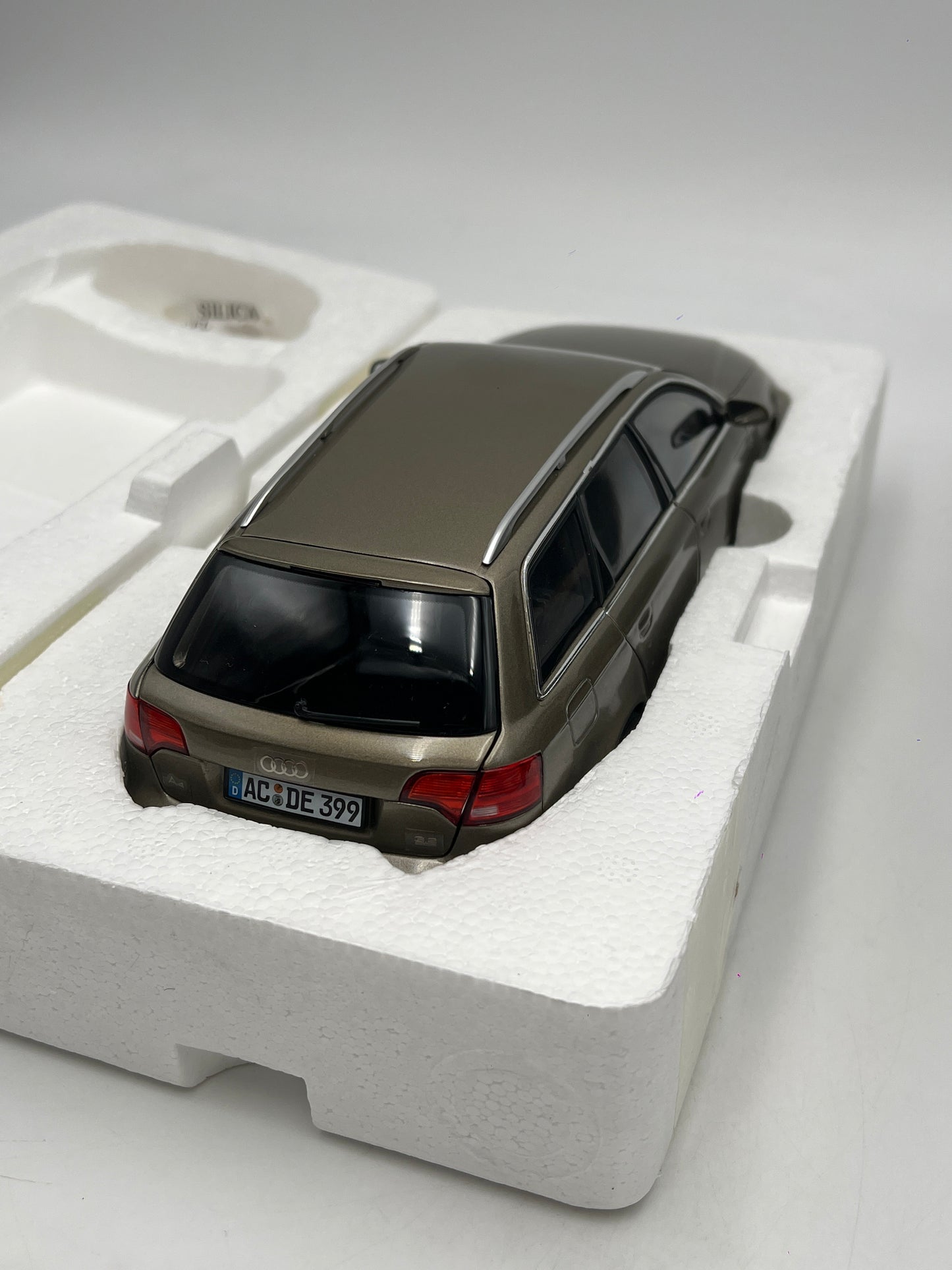 Minichamps 1:18 Scale 2005 Audi A4 Avant Beige Metallic Exceptional Detail W/Box See Desc