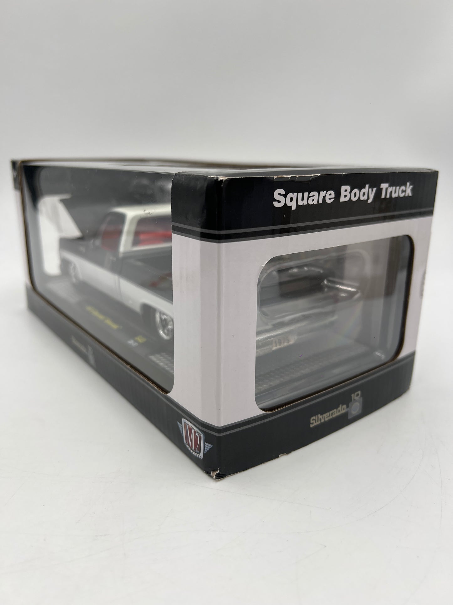 M2 Machines 1/24 Square Body Truck 1975 Chevrolet Silverado Black/White S40