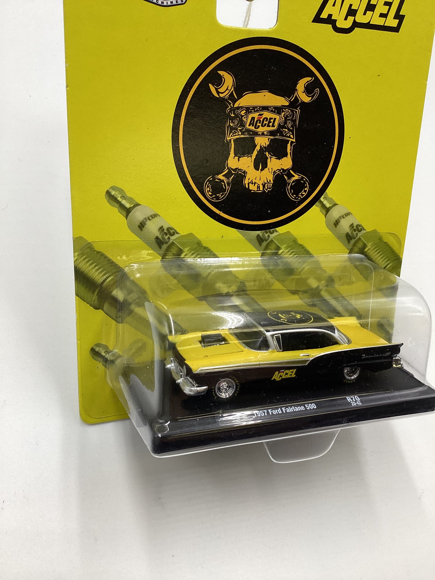 M2 Machines Auto Drivers Accel 1957 Ford Fairlane 500 Black/Yellow R70 190C